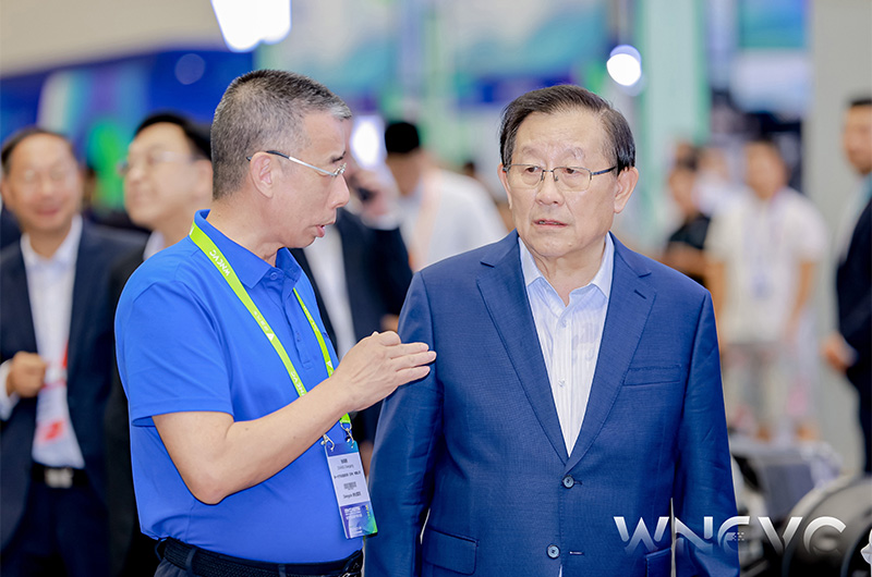 萬(wàn)鋼主席觀摩NGA智能電動(dòng)半掛車，助力貨運(yùn)行業(yè)駛向“公路動(dòng)車”的“中國(guó)方案”！