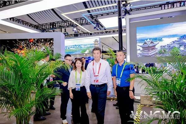 工業(yè)和信息化部熊繼軍副部長(zhǎng)體驗(yàn)NGA智能電動(dòng)半掛車，精準(zhǔn)靈敏，動(dòng)力十足！